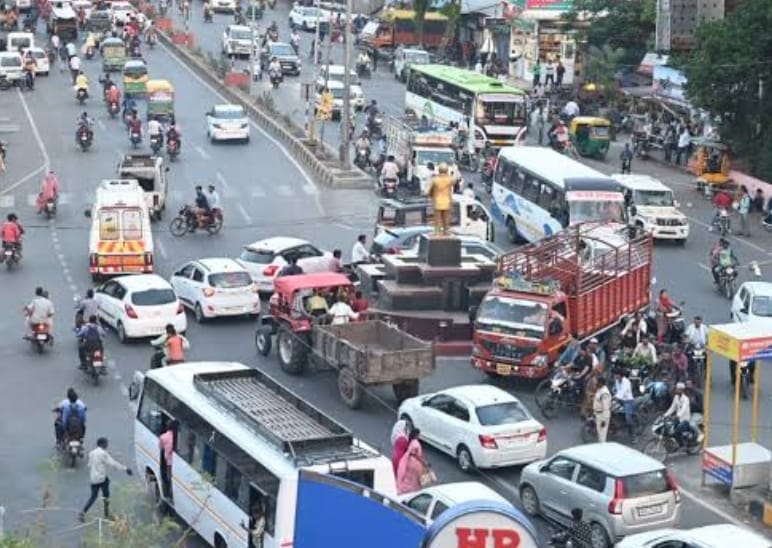 स्मार्ट सिटी का बंद पड़ा ट्रैफिक सिग्नल, ट्रैफिक जाम जिम्मेदार कौन।