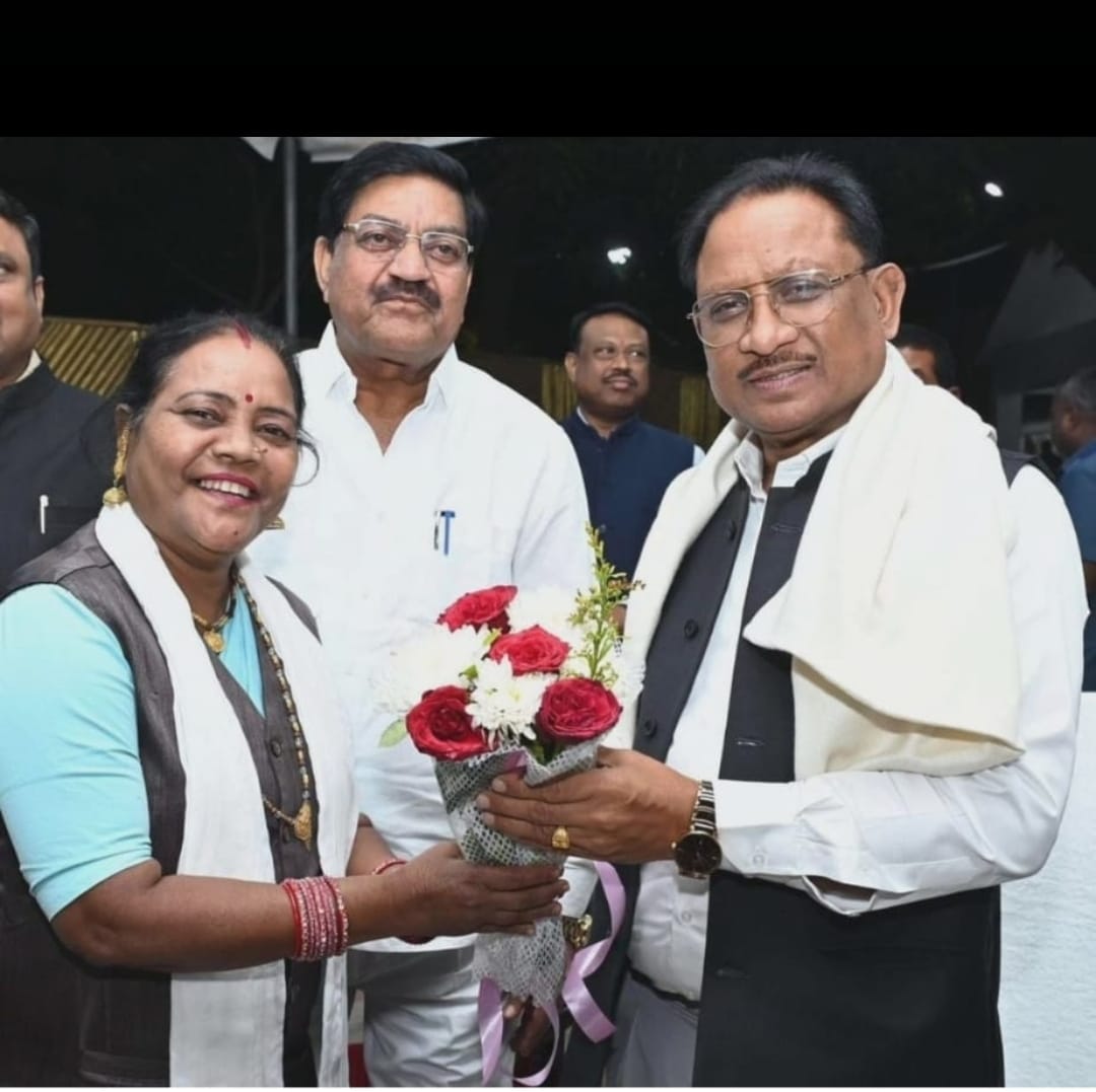 मुख्यमंत्री विष्णु देव सायं से खाद मंत्री दयाल दास बघेल के नेतृत्व में सतनामी समाज के प्रतिनिधि मंडल ने मुलाकात की ।