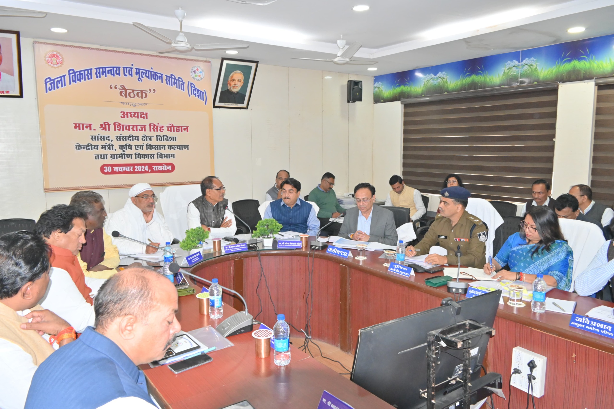 सभी समन्वित रूप से कार्य कर रायसेन जिले को आदर्श जिला बनाएं- केन्द्रीय मंत्री श्री चौहान