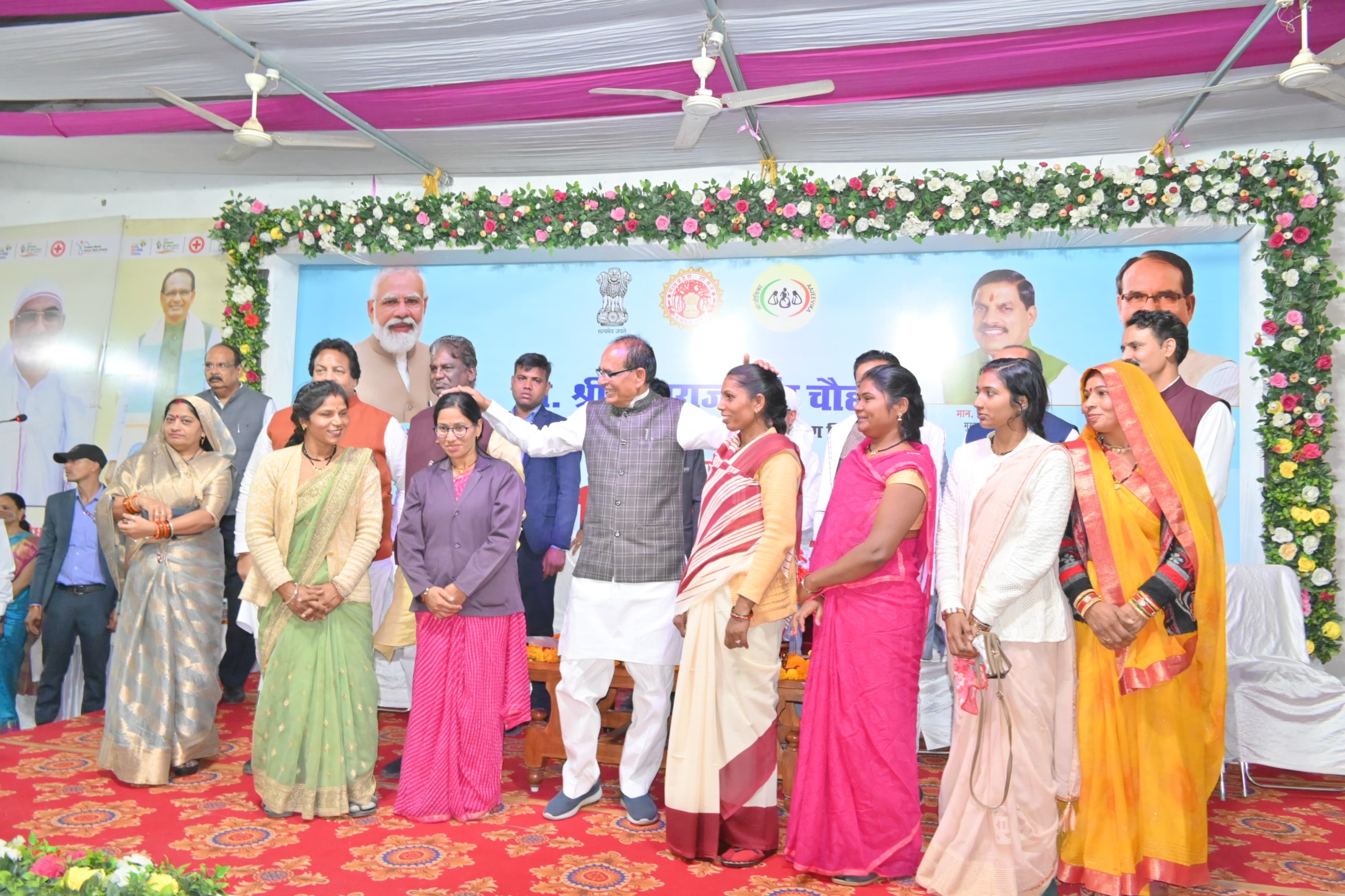 सभी बहनों को स्व-सहायता समूहों से जोड़कर लखपति बनाएंगे- केन्द्रीय मंत्री श्री चौहान