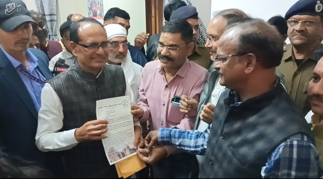 संघर्ष समिति ने केंद्रीय मंत्री चौहान को सौंपा ज्ञापन