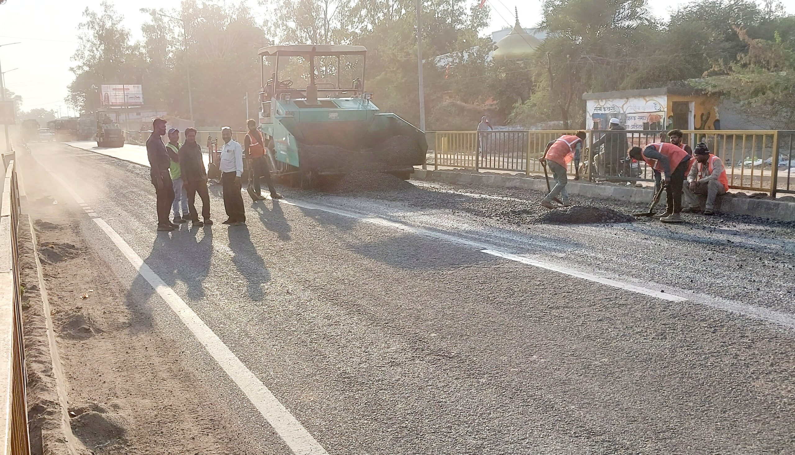 नगर से गुजरा राष्ट्रीय राजमार्ग होगा गढ्ढा मुक्त ।हुआ निर्माण शुरू।उडने लगी धूल ।