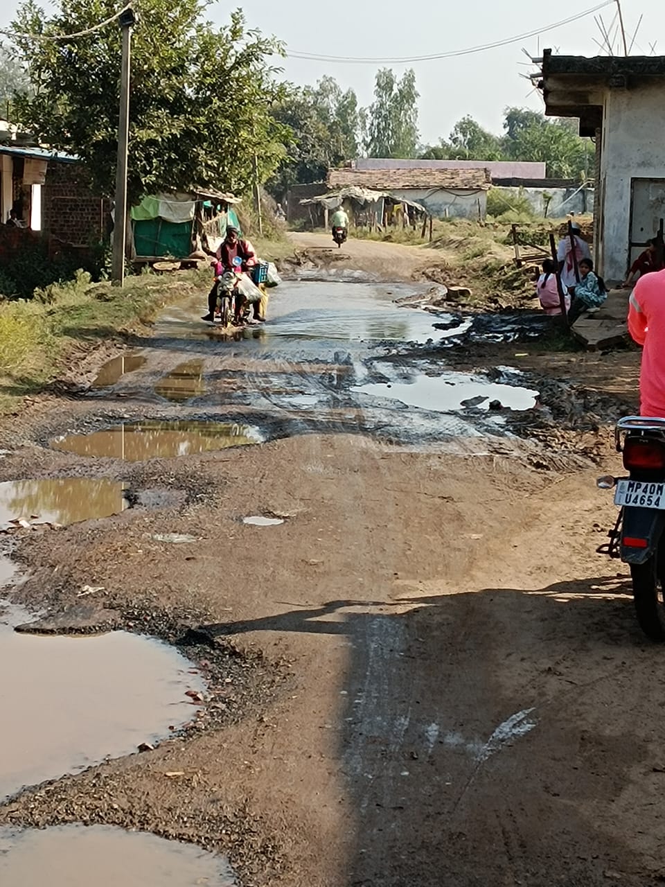 एक ऐसी ग्राम पंचायत भी है गढ्ढों के चलते सडक गुम हो गई ।लोग हो रहे परेशान।
