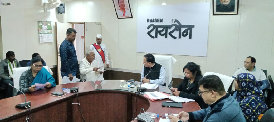 जनसुनवाई में कलेक्टर श्री दुबे ने नागरिकों की समस्याओं का किया निराकरण