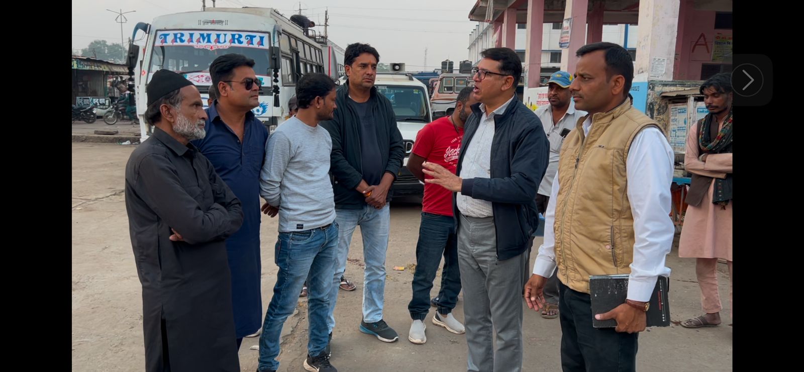 रायसेन में बस ऑपरेटर, कंडक्टर तथा रिक्शा चालकों को महिला सुरक्षा के बारे में दी गई समझाइश