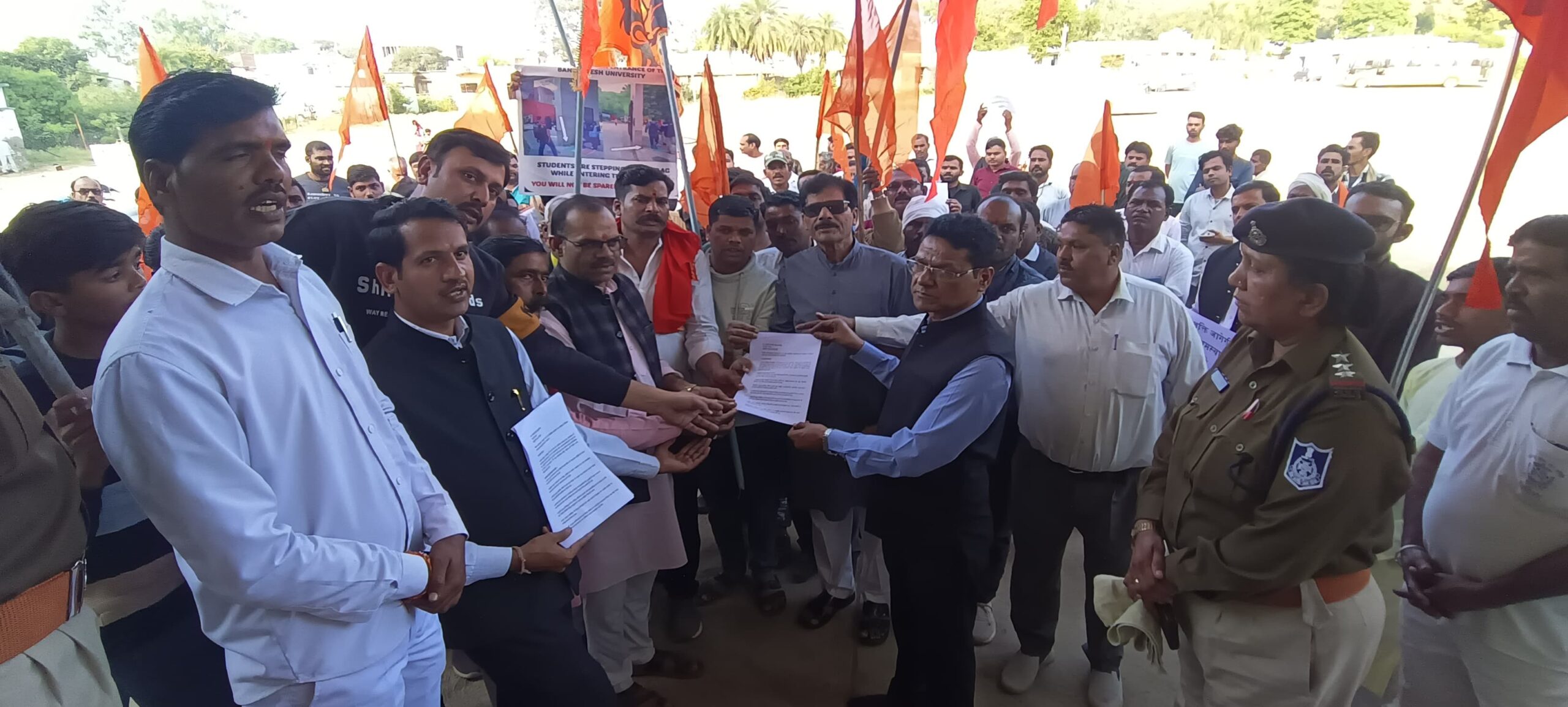 बांग्लादेश में हिंदुओं पर हो रहे अत्याचार के विरोध में राष्ट्रपति के नाम एसडीएम को सोपा ज्ञापन