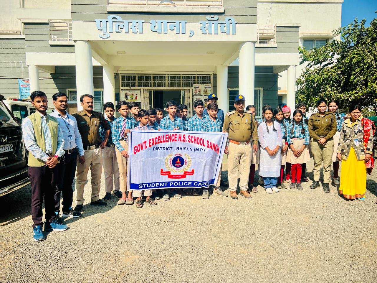 सीएमराइज स्कूल के विद्यार्थियों ने देखी पुलिस थाने की कार्यवाही ।