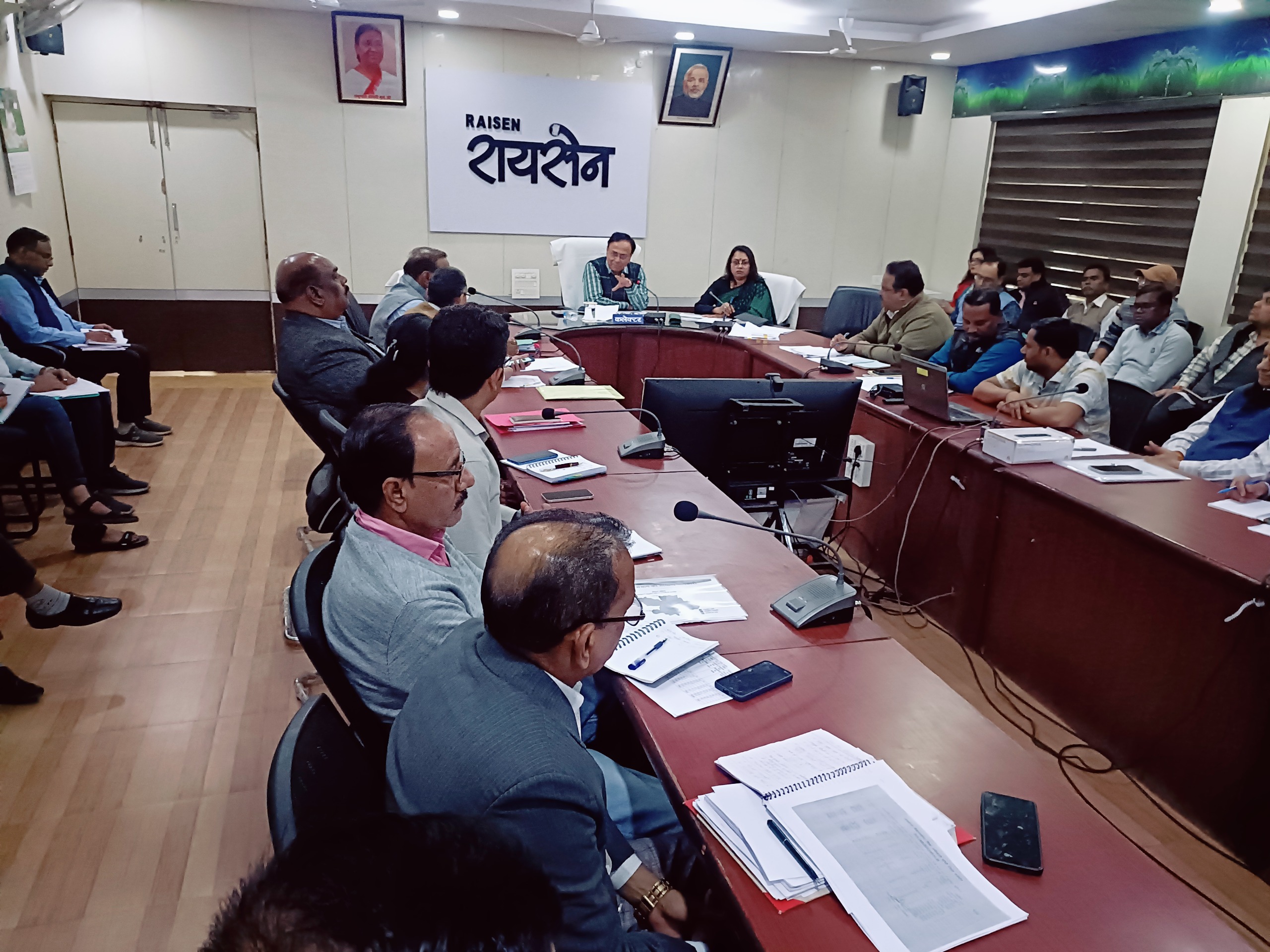 कलेक्टर श्री दुबे ने की जिले में 70 प्लस नागरिकों के आयुष्मान कार्ड बनाने के कार्य की समीक्षा की