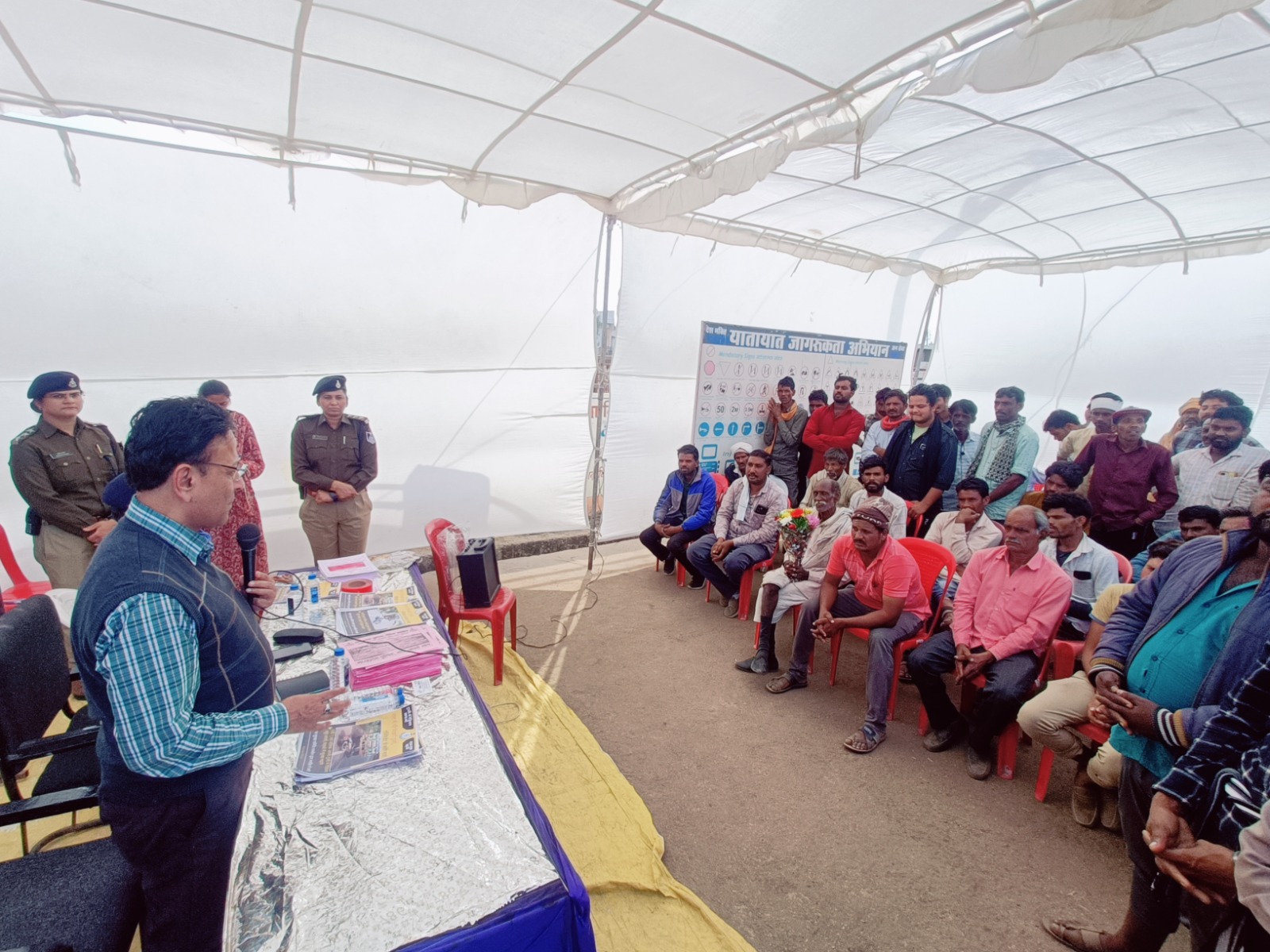 कलेक्टर, एसपी ने रायसेन में ट्रालियों में लगाया रेडियम, किसान भाईयों को भी दी ट्रालियों में रेडियम लगाने की समझाईश