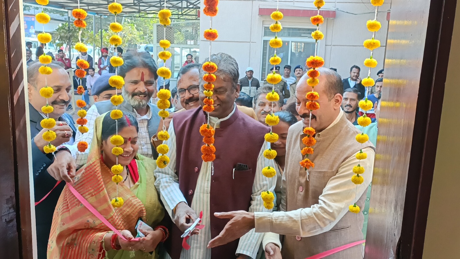 जिला अस्पताल में विधायक डॉ चौधरी तथा जिला पंचायत अध्यक्ष श्री मीणा ने पुलिस चौकी का किया लोकार्पण