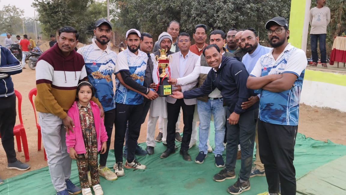 लखनपुर प्रीमियर लीग में इलेवन स्टार लखनपुर को हराकर बज्र इलेवन बनी विजेता