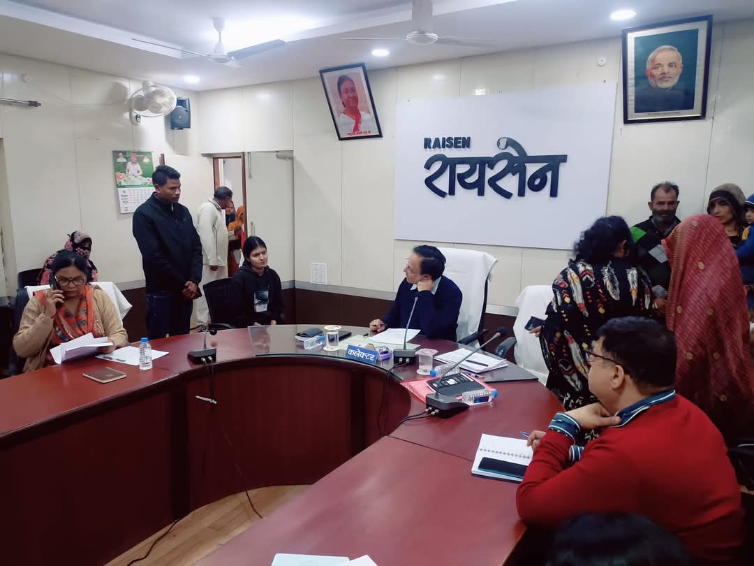 जनसुनवाई में कलेक्टर श्री दुबे ने नागरिकों की समस्याओं का किया निराकरण