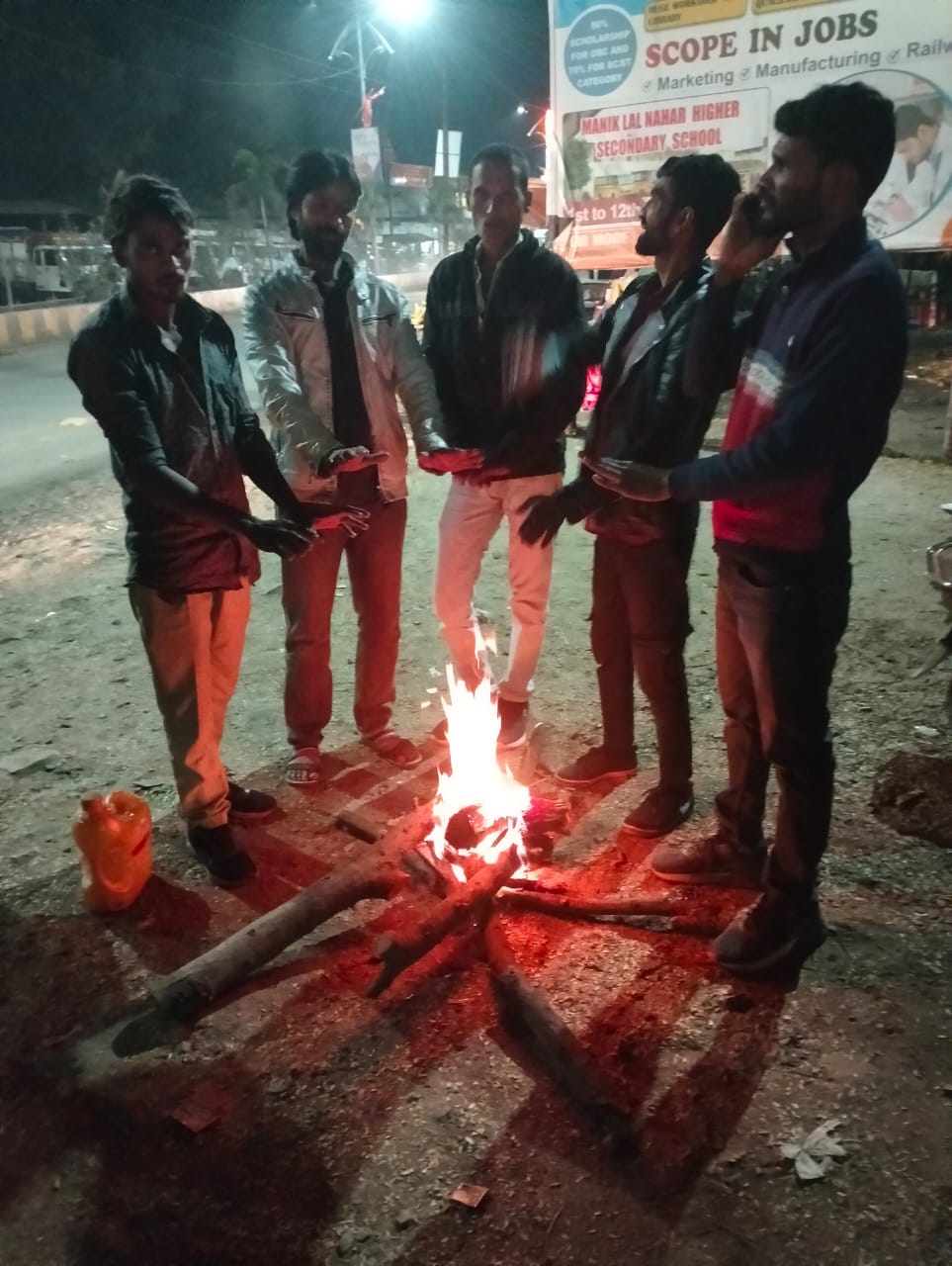 ठंड से बचाव हेतु प्रमुख सार्वजनिक स्थलों पर अलाव की व्यवस्था के निर्देश