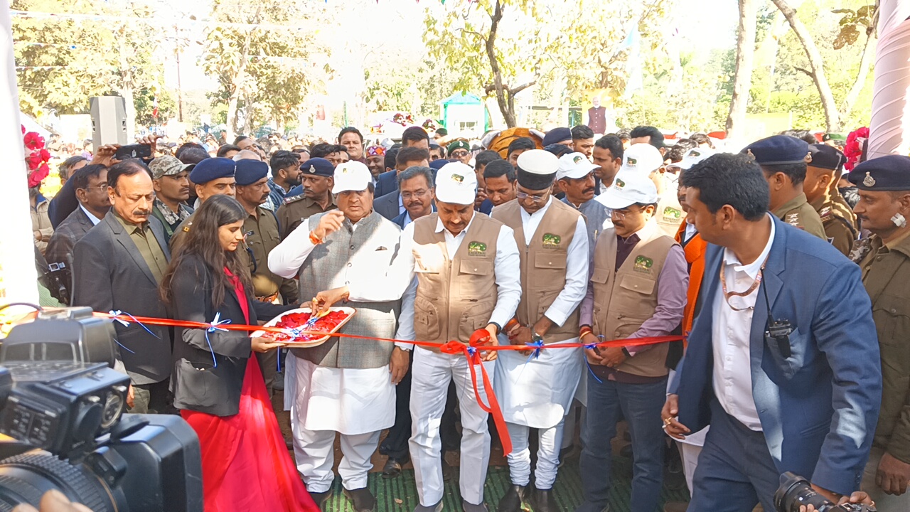 मुख्यमंत्री डॉ. यादव ने किया रातापानी टाइगर रिजर्व का लोकार्पणरातापानी बना मध्यप्रदेश का आठवां टाइगर रिजर्व- मुख्यमंत्री डॉ. यादवमुख्यमंत्री डॉ. यादव ने पर्यटक सफारी वाहन को टाइगर रिजर्व में भ्रमण के लिए झंडी दिखाकर किया रवाना