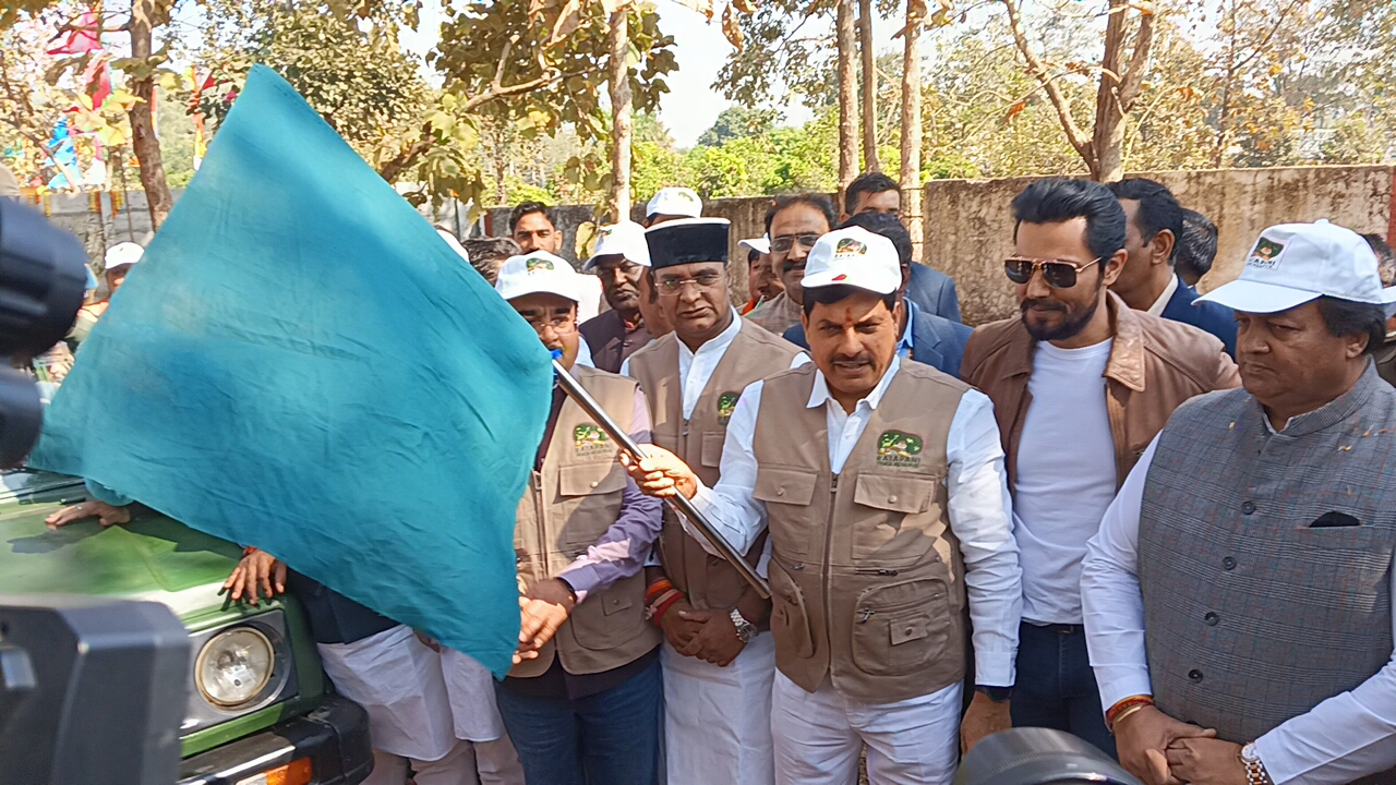 मुख्यमंत्री डॉ. मोहन यादव द्वारा रायसेन जिले में ’रातापानी टाइगर रिजर्व’ का लोकार्पण किया गया। इसके साथ ही उन्होंने जंगल सफारी वाहन को हरी झंडी दिखाकर रवाना भी किया।