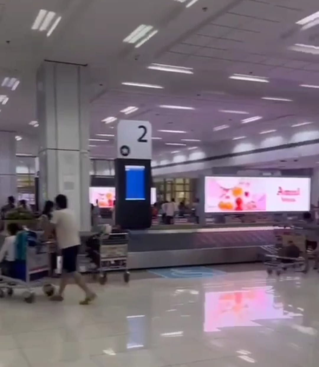 यह तस्वीर मौत की आहट की संकेत कर, डरा रहा है।एयरपोर्ट हवाई अड्डे पर यह एड लोगों को डरा रहा है उनमें भय उत्पन्न कर चौकन्ने रहने की चेतावनी दे रही है।