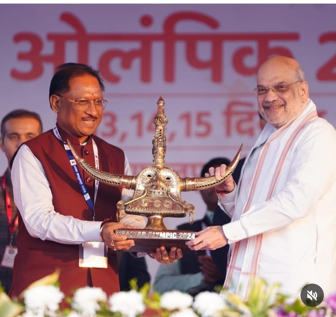 मुख्यमंत्री विष्णु देव सांय ने गृह मंत्री को ,स्मृति चिन्ह, प्रदानकिया।