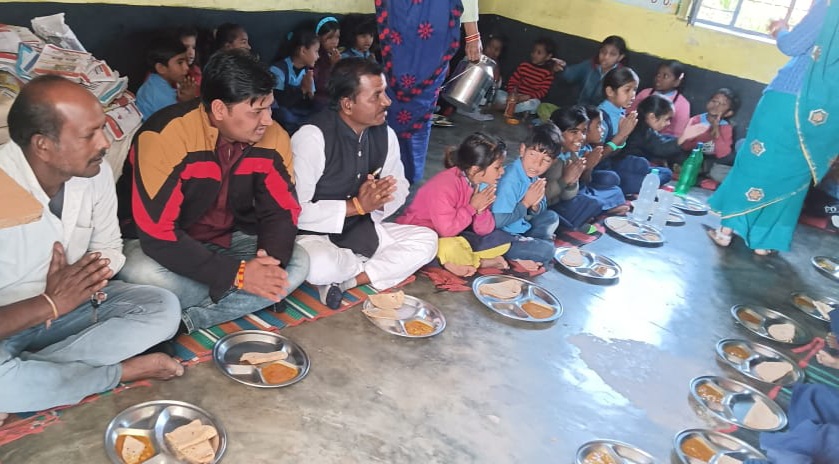 नप अध्यक्ष ने मध्याह्न भोजन का औचक निरीक्षण किया ।