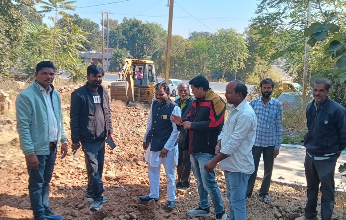 वार्ड 11 मे निर्माणाधीन सीसी रोड का नप अध्यक्ष ने किया निरीक्षण।