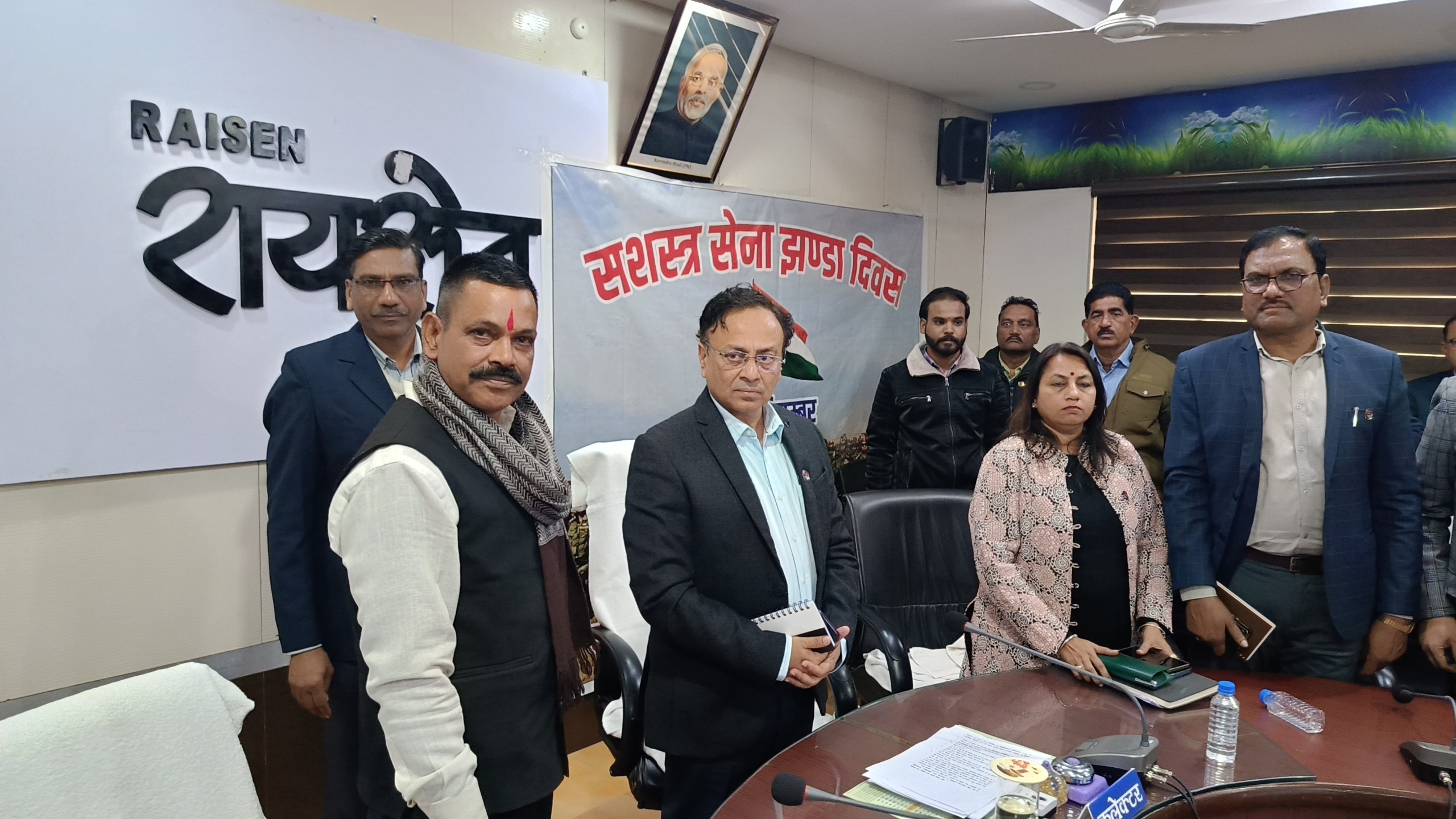 सशस्त्र सेना झण्डा दिवस के उपलक्ष्य में कलेक्टर सहित अधिकारियों को लगाए गए बैचसशस्त्र सेना झण्डा निधि में कलेक्टर सहित अन्य अधिकारियों ने दिया अंशदान