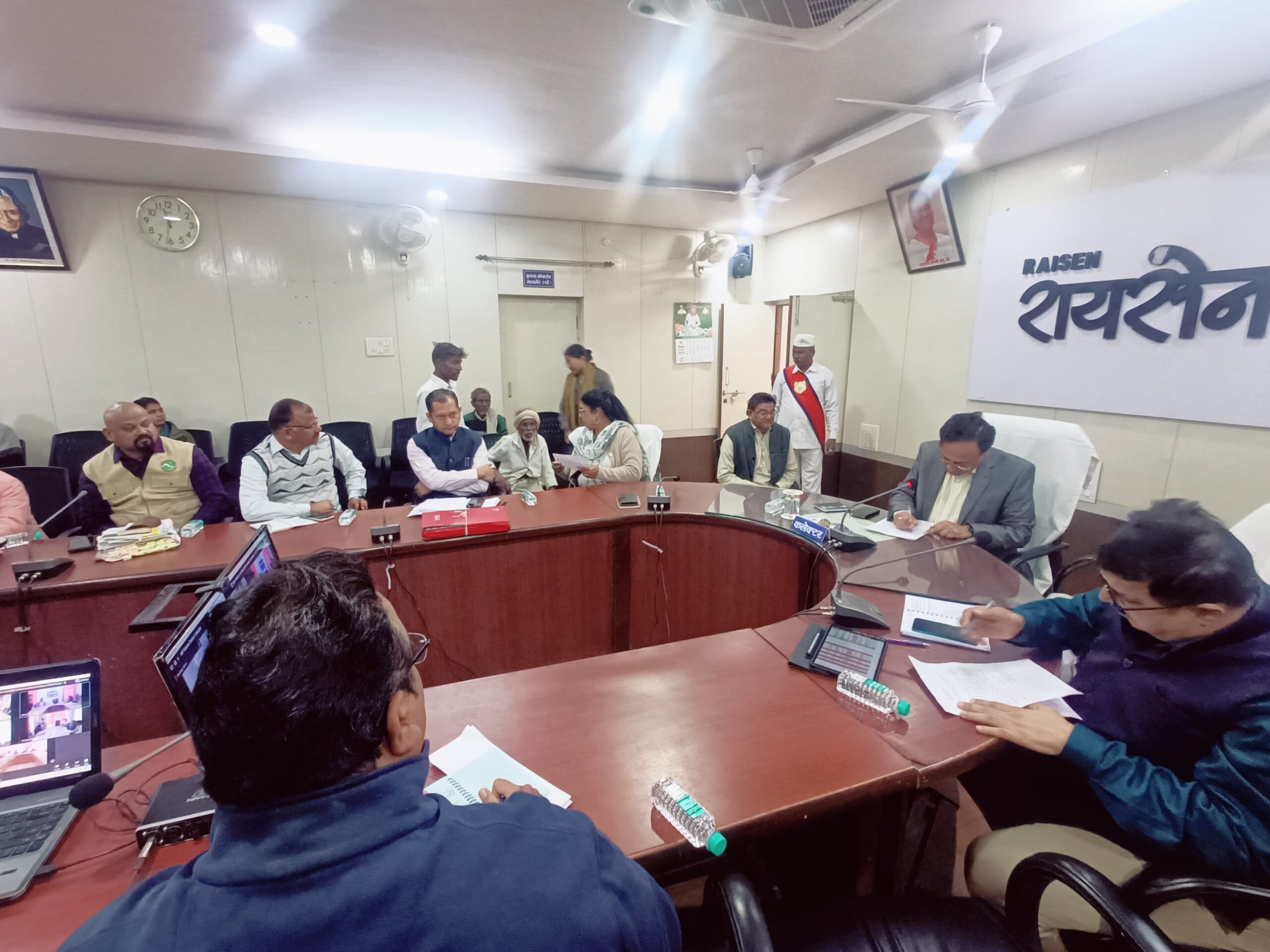 जनसुनवाई में कलेक्टर श्री दुबे ने नागरिकों की समस्याओं का किया निराकरण