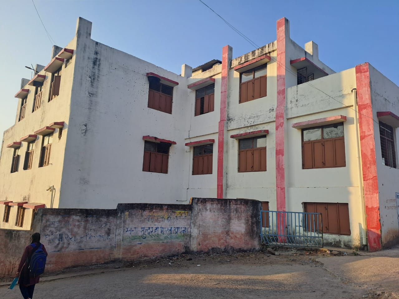 दो साल के अधिक समय से लगभग एक करोड़ की लागत से निर्मित भवन आवंटित होने की जोह रही बाट ।