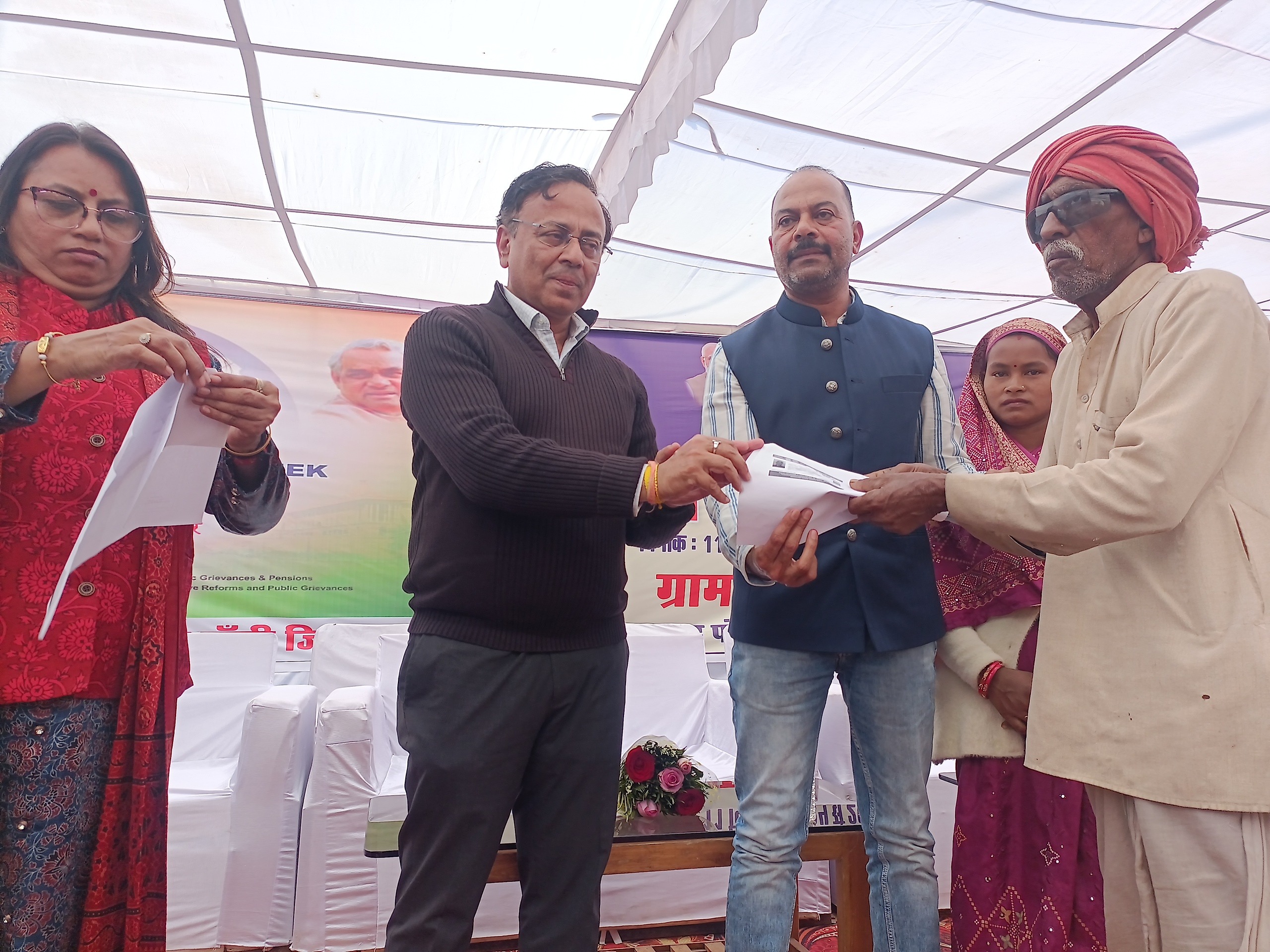 सुशासन सप्ताह ‘‘प्रशासन गांव की ओर‘‘पैमत में आयोजित शिविर में जिला पंचायत अध्यक्ष व कलेक्टर ने स्वयं बनवाया वृद्ध श्यामलाल का आयुष्मान कार्ड