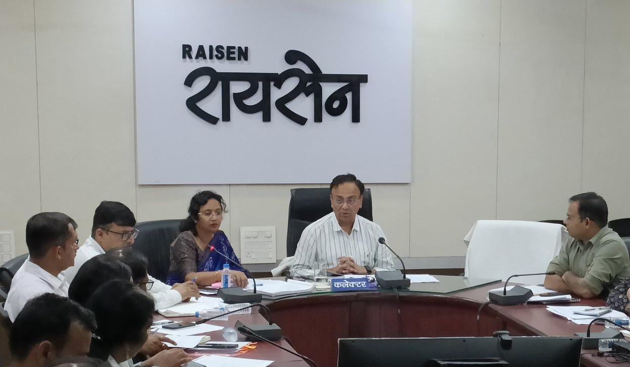 कलेक्टर श्री दुबे ने आरओ बैठक में की राजस्व महाअभियान 3.0 की समीक्षा, अधिकारियों को दिए आवश्यक दिशा निर्देश