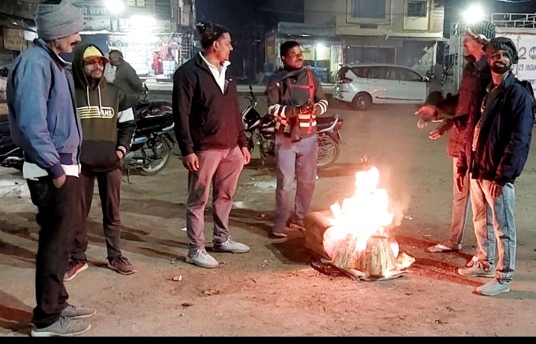 नगर परिषद अध्यक्ष ने जलवाये नगर में अलाव