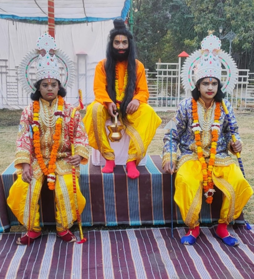 नगर में आयोजित होने वाली रामलीला में उमडी भारी भीड़ ।