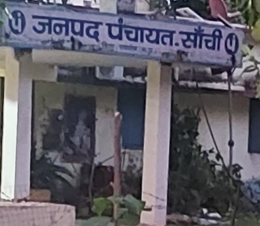 शहरों की चकाचौंध में खो रहे पंचायतों के जिम्मेदार: सरपंच-सचिव गांव छोड़ शहरों में रहना पसंद कर रहे।