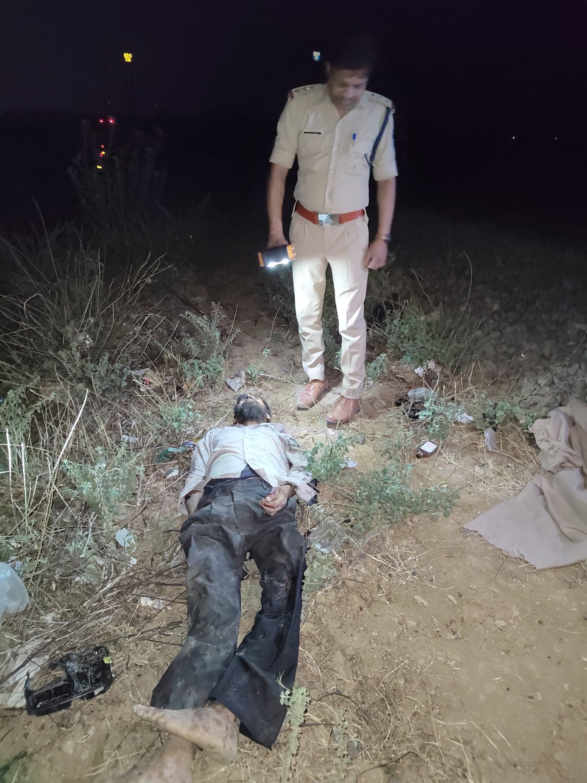 52 वर्षीय व्यक्ति की ट्रेन की चपेट में आने से हुई मौत।सांची,,, एक 52 वर्षीय व्यक्ति की उस समय ट्रेन की चपेट में आने से मौत हो गई जब वह मजदूरी कर रहा था।