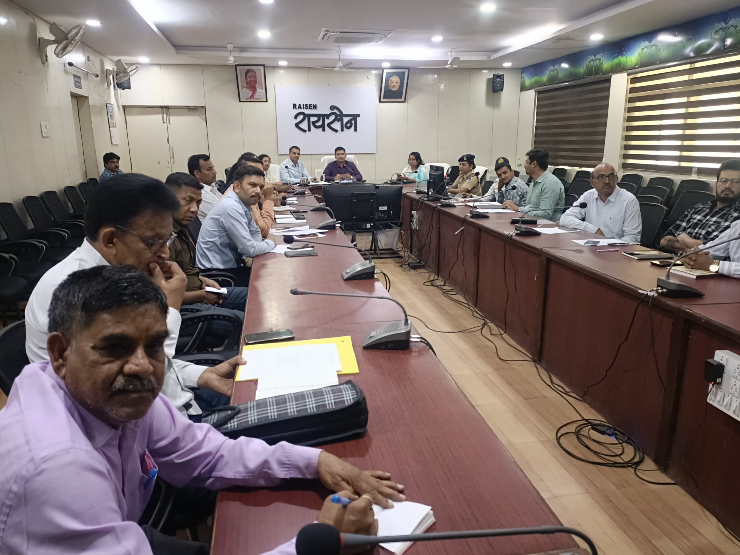 जिला सड़क सुरक्षा समिति की बैठक कलेक्टर श्री विश्वकर्मा की अध्यक्षता में सम्पन्न