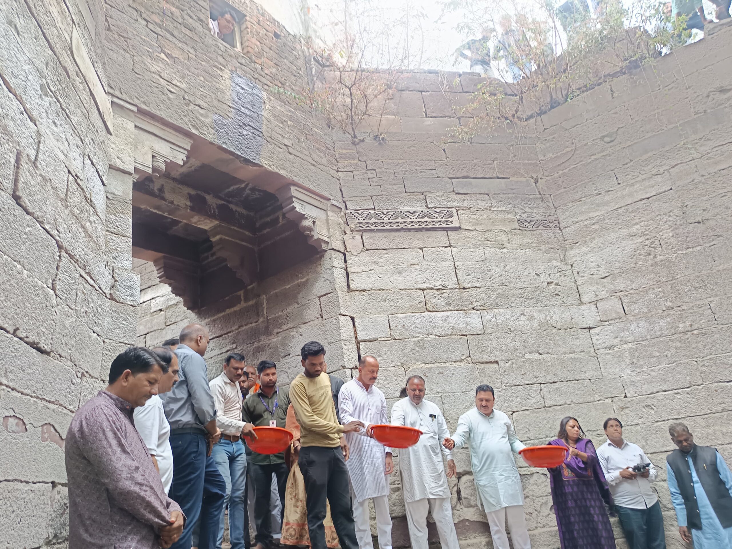 जल की एक-एक बूंद को सहेजना जरूरी हैग्रामीण अपने गांव के जल स्त्रोतों को संरक्षित कर जल संग्रहण हेतु उपयोगी बनाएं