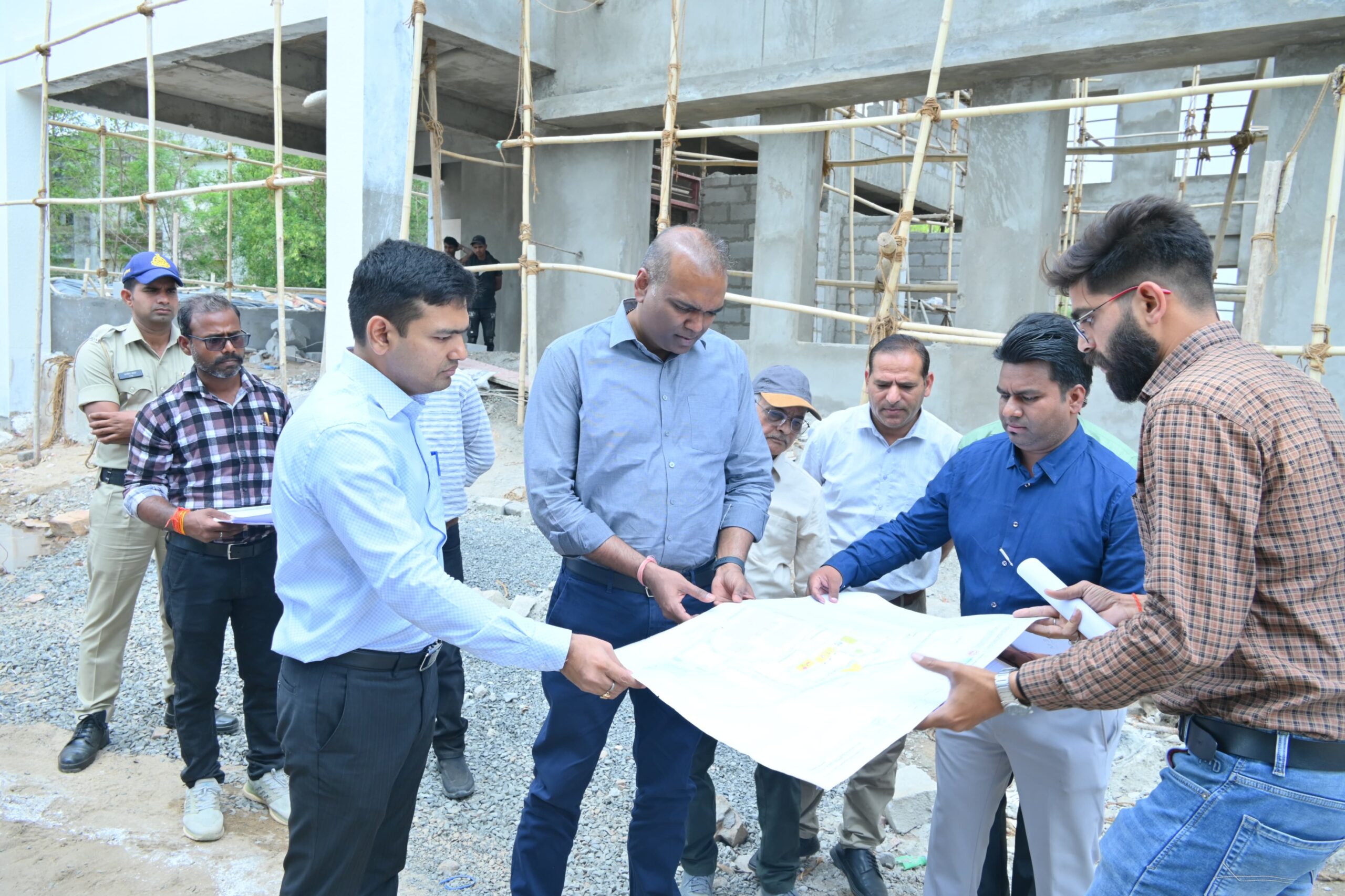 निर्धारित मापदण्डों तथा गुणवत्ता के साथ निर्माण कार्य पूर्ण कराएं- संभागायुक्त श्री सिंह