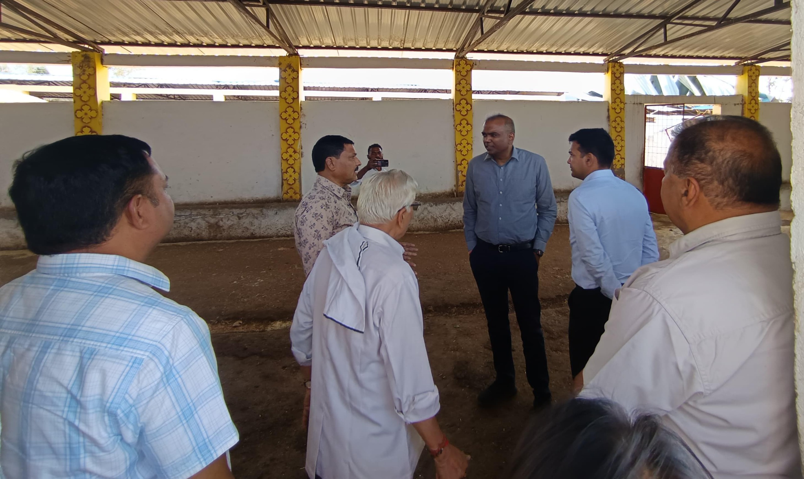 संभागायुक्त श्री सिंह ने ग्राम खोहा में गौशाला का किया निरीक्षण