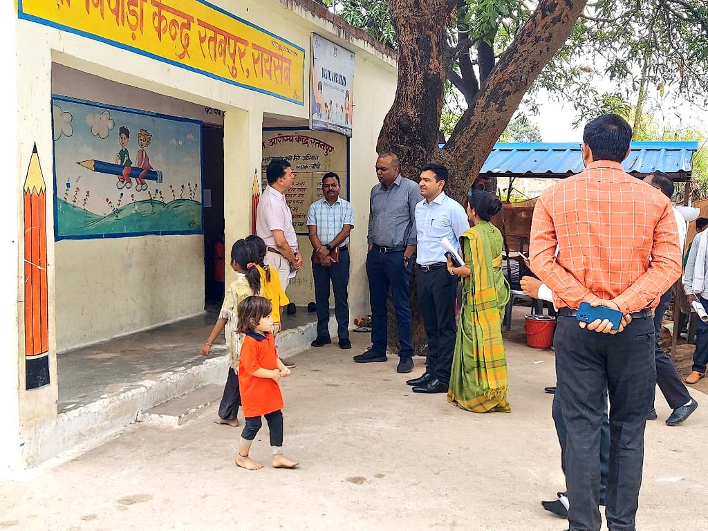 संभागायुक्त श्री सिंह ने रतनपुर में आंगनवाड़ी केन्द्र का किया निरीक्षण