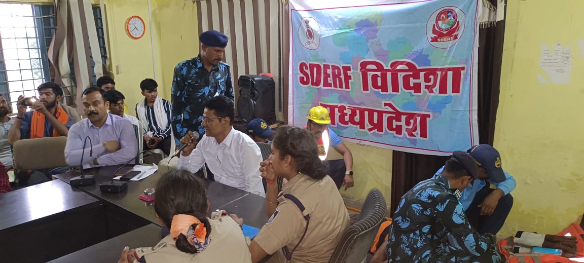 एस.डी.ई.आर.एफ. विदिशा ने जनपद पंचायत सभागार ग्यारसपुर में आम नागरिकों को दिया नागरिक सुरक्षा का प्रशिक्षण