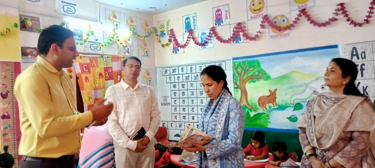 महिला बाल विकास विभाग की आयुक्त ने रतनपुर में आंगनवाड़ी केन्द्र का किया निरीक्षण