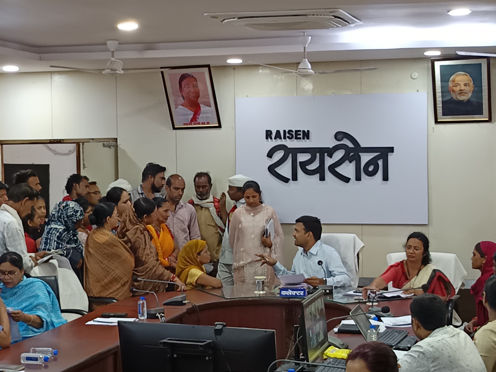 जनसुनवाई में कलेक्टर श्री विश्वकर्मा ने नागरिकों की समस्याओं का किया निराकरण