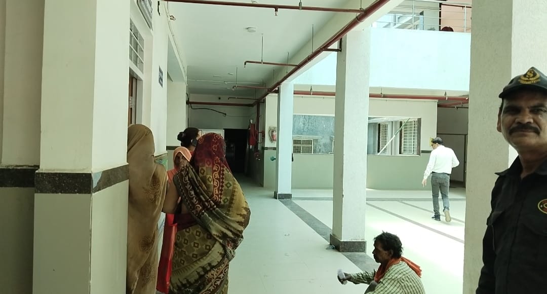 50 विस्तरीय शिविल अस्पताल जयसिंहनगर में मरीजों का हाल बेहाल भीषण गर्मी में नहीं किया गया कूलर की व्यवस्था