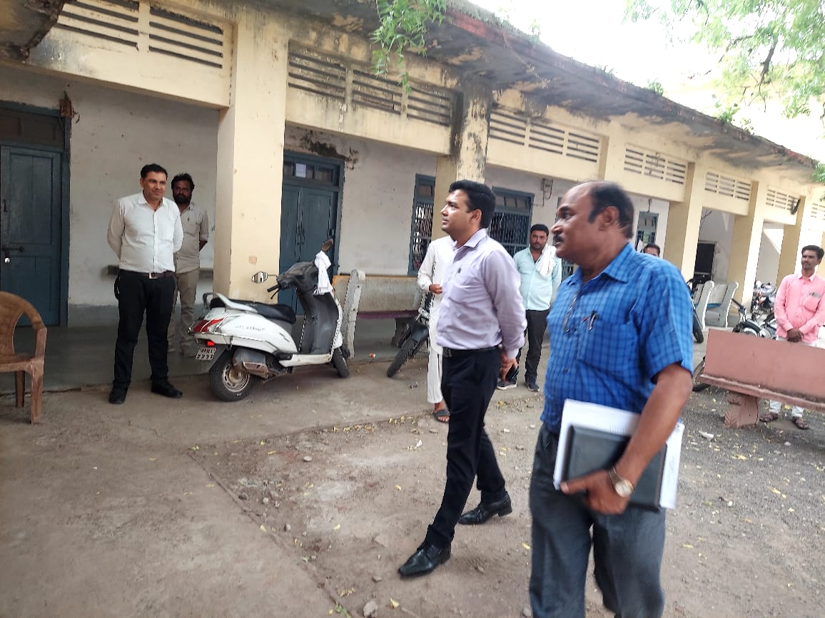 कलेक्टर श्री विश्वकर्मा ने बेगमगंज में तहसील कार्यालाय का किया निरीक्षण, राजस्व प्रकरणों को शीघ्र निराकृत करने के दिए निर्देश