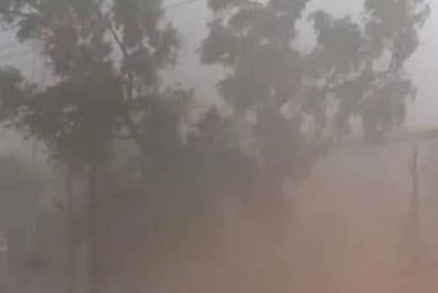 तेज आंधी तूफान ने नगर में उडाई धूल।बिजली हुई गुल।