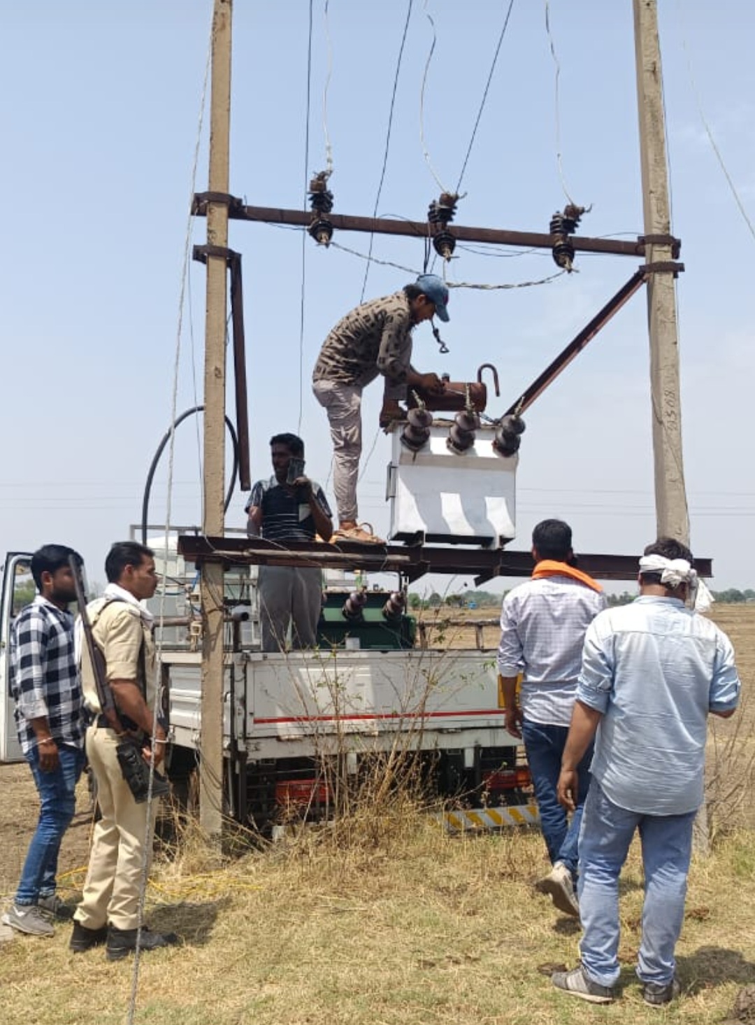 बिजली बकायादारों पर वितरण कंपनी का शिकंजा कसा, बंदूक की नोक पर ट्रांसफार्मर उतारने की कार्रवाई शुरू।