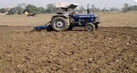 बढ़ते तापमान को दरकिनार कर अगली फसल की तैयारी में जुटे किसान।