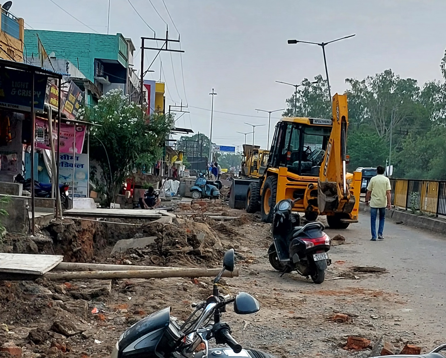 बारिश पूर्व तैयारियों में जुटा प्रशासन, नाले के निर्माण में दिखी लापरवाही