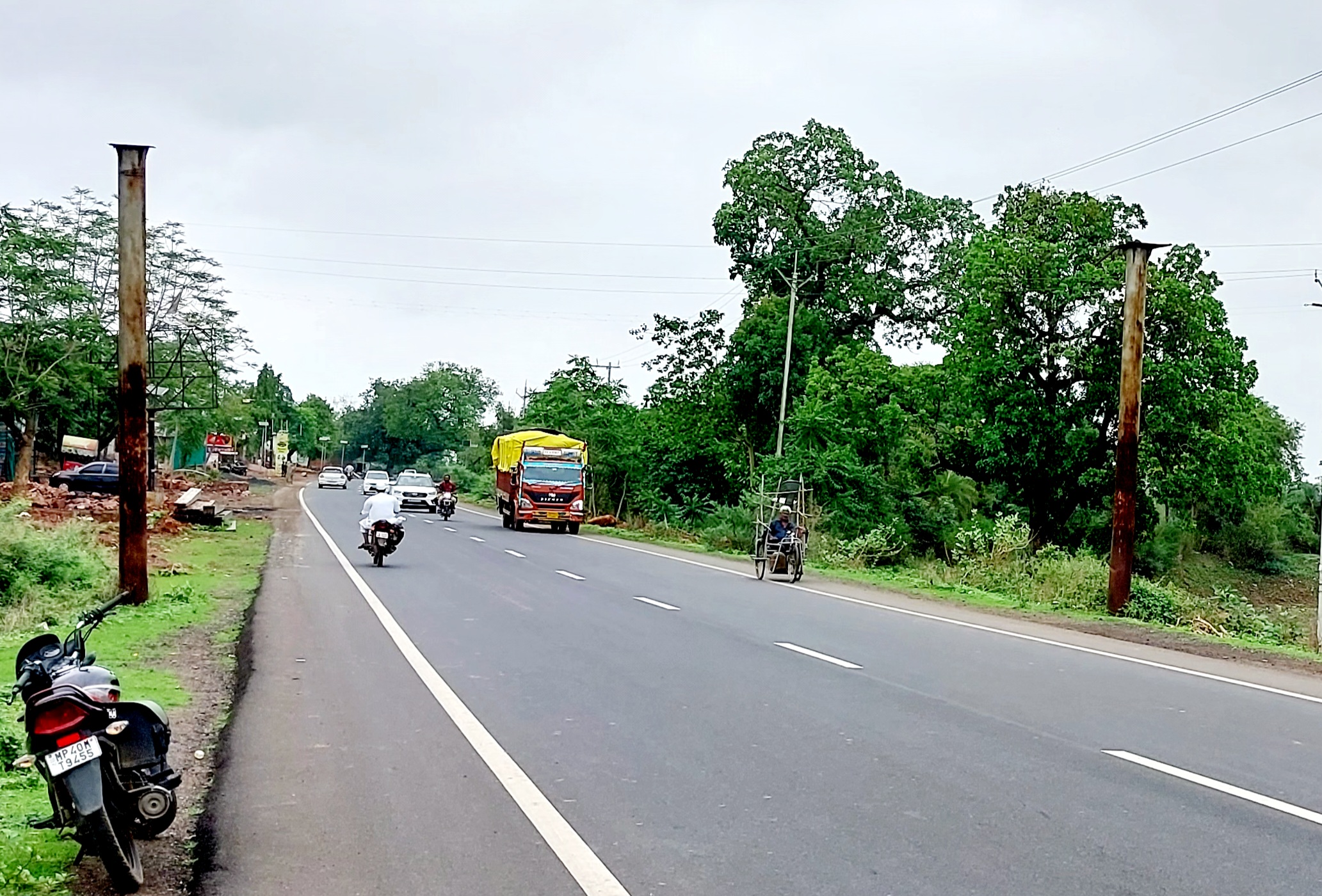 नगरीय सीमा पर बने स्वागत द्वार बदहाली के शिकार, प्रशासन बेखबर
