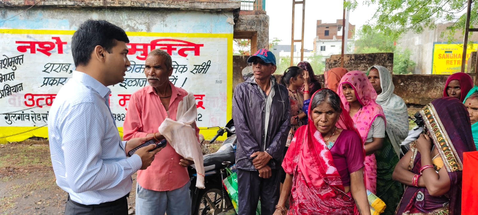 ग्रामीणों को बारिश में भीगते देख उनके पास पहुंचे कलेक्टर, समस्या जानकर पीएचई अधिकारी को शीघ्र समाधान कराने केदिए निर्देश