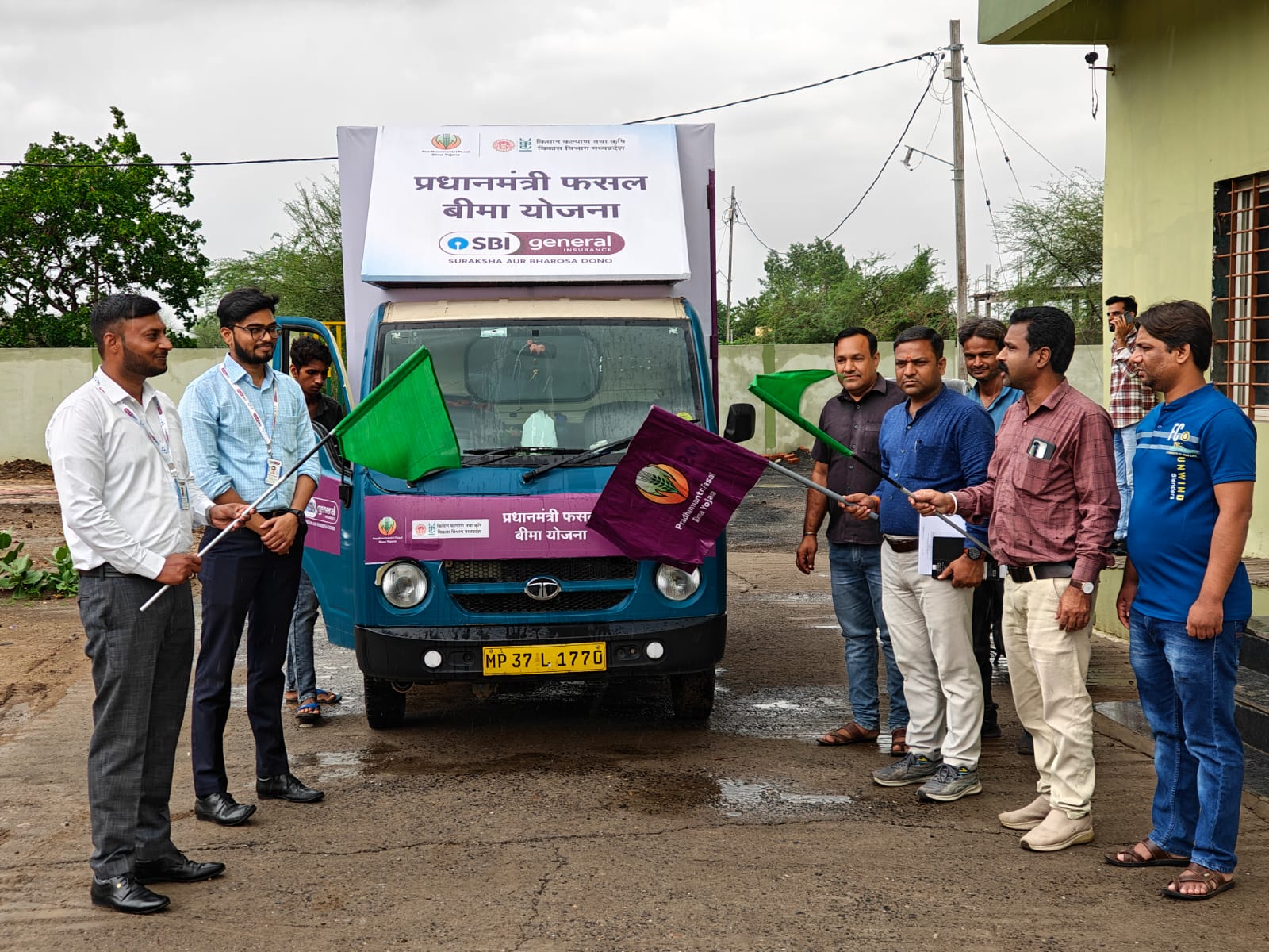 फसलों का बीमा कराने हेतु किसानों को जागरूक और प्रोत्साहित करने प्रचार रथ को हरी झण्डी दिखाकर किया गया रवाना