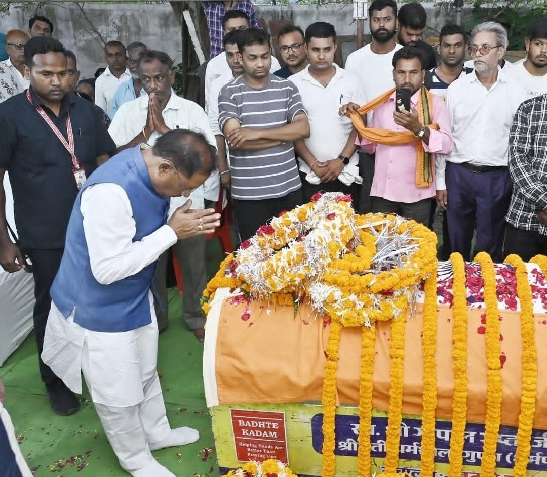 छत्तीसगढ़ मुख्यमंत्री विष्णु देव सांय ने शाहिद एएसपि आकाश राय गिरपूंजे को श्रद्धांजलि दी।